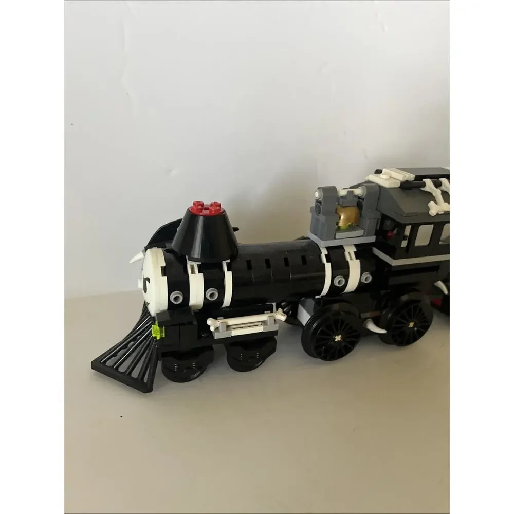 LEGO MONSTER FIGHTERS 9467 GHOST Train. 2 Mini Figs.